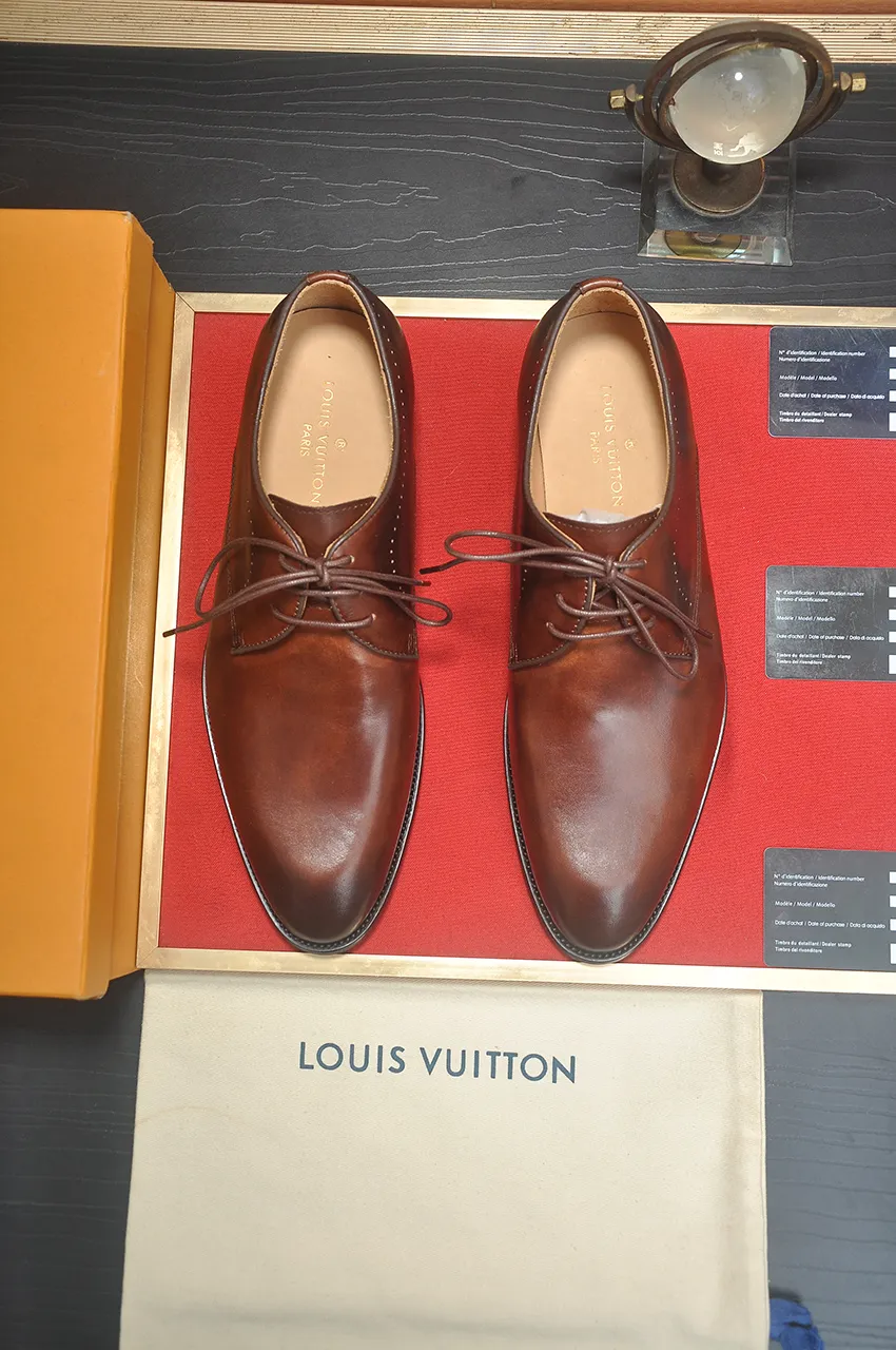 Men's men's shoes 💰540💶 [LV] (original single cowhide lining) 🍀LV's latest genuine leather business suit shoes are launched simultaneously on the official website. The first-layer cowhide imported from Italy is made of heavy gold, 💥official website 1:1 rubber outsole. Versatile to wear, high-end without losing class, and the color combination is extraordinary. This four-season style is alluring when worn on your feet, showing off your big-name flair. Standard code 38-45 (45 customized)